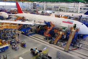 圖為工人們在南卡羅來納州北查爾斯頓的波音工廠組裝飛機。（圖源：AP）