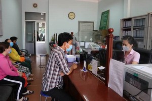 第十一郡社會政策銀行協助貧戶貸款經營。