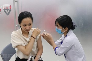 醫護人員在給當地一名居民注射 Td 疫苗。（圖源：越通社）