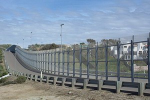 圖為美國加州聖地亞哥圣西卓美墨邊境牆。牆右邊是墨西哥，左邊是聖地亞哥。（圖源：互聯網）