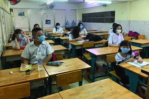 啟秀華語中心學生戴口罩上學，進課室前需先洗手，每學生隔離著坐，不能靠近坐。