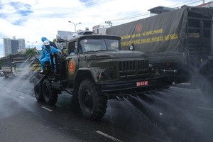 國防部化工兵種專用車在山茶郡醫療中心集合並按計劃消毒各條馬路。（圖源：TTO）