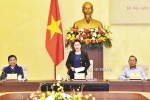 黨中央政治局委員、國會主席、國家選舉委員會主席阮氏金銀（中）主持會議。（圖源：Quochoi.vn）