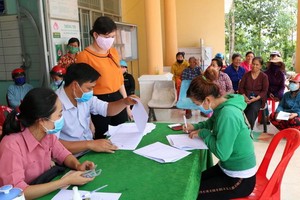 受疫情影響的貧困者領取補助金。（圖源：江南）