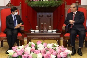 黨中央政治局委員、黨中央書記處常務書記陳國旺（右）接見印度駐越南大使普蘭尼‧巴爾馬。（圖源：越通社）