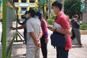 家長在查看子弟獲錄取名額。