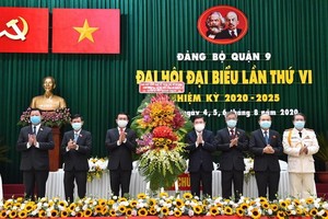 黨中央委員、市委副書記、市人委會主席阮成鋒（右四）出席第九郡黨部代表大會。（圖源：越勇）