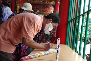 溫陵會館(觀音廟)讓善信填寫資料表格。