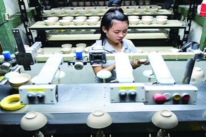 華人企業明隆一公司應用現代技術生產陶瓷品。