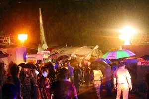 救援和應急人員在事故現場工作。（圖源：互聯網）