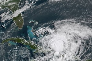 美國國家海洋和大氣管理局（NOAA）提供的GOES-16號衛星美東時間2020年7月31日早晨8點40分拍下的圖像顯示“伊薩亞斯”颶風在加勒比海移動。（圖源：AP）