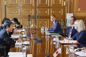 日本外相茂木敏充與英國國際貿易大臣特拉斯7日在倫敦舉行了貿易磋商。（圖源：共同社）