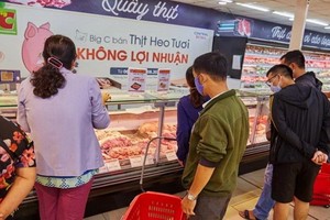 消費者在Big C超市無盈利豬肉攤選購鮮豬肉。（圖源：新宇）