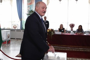 8月9日，在白俄羅斯首都明斯克的一個投票站，盧卡申科參加總統選舉投票。（圖源：新華社）