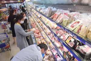 消費者在Co.op Mart超市選購食品。（圖源：耀基）
