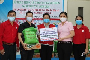 郡紅十字會正副主席與溫陵會館理事轉交善款予第十坊紅十字會代表，以上門 派發給長者。