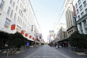墨爾本伯克街購物中心疫情期間清冷無人。（圖源：互聯網）