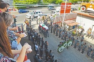 8月11日，數百民眾聚集在貝魯特港口附近參加悼念活動。（圖源：互聯網）