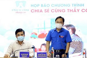 越南青聯會中央書記處常務書記阮英俊（右）在新聞發佈會上發言。（圖源：越通社）