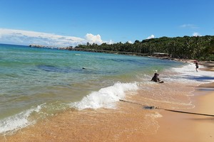 朝海灘吸引許多遊客。