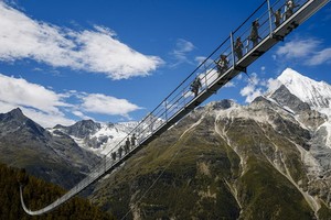 查爾斯庫納吊橋位於瑞士美麗的阿爾卑斯山間,吊橋長494米,距地面86米，是目前世界上最長的吊橋。（圖源：互聯網）