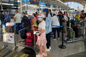 從馬來西亞撤回的我國公民在該國機場辦理行李托運手續。（圖源：寶芝）
