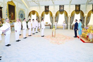 泰國首相兼國防部長巴育為首的泰國新一屆內閣12日在泰王面前宣誓就職。 （圖源：路透社）