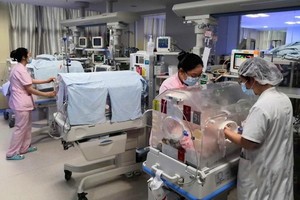 四胞胎因早產發育不成熟，出生後被轉入新生兒病室。（圖源：互聯網）