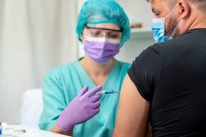 醫護人員正接種疫苗。（圖源：互聯網）