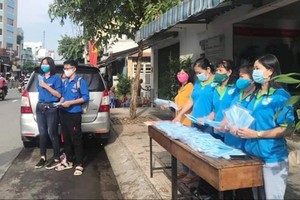 綠色行動隊向當地居民、街市商販以及勞動者、“摩的”司機、賣彩票者派發醫用口罩。