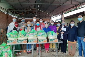 慈善團在林同省保林縣發放禮物時合照。（佩霖）