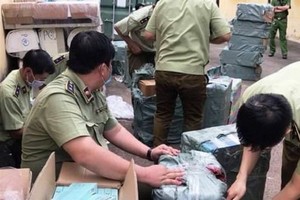 職能力量查獲並扣留來歷不明的藥品和貨物。（圖源：PV）