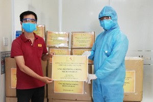 Chicilon Media 代表人向峴港腫瘤醫院捐贈防護用品。