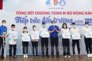 共青團本市市委向刻苦好學的大學生頒贈助學金。（圖源：市黨部新聞網）