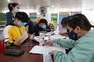 失業者在社會保險機關辦理失業輔助金領取手續。（圖源：耀基）