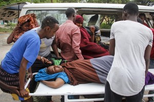 一名受傷婦女獲送醫院治療。（圖源：AP）
