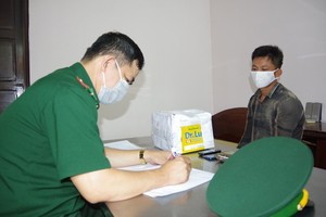 非法運輸毒品的阮文草被扣押在公安派出所。（圖源：越通社）