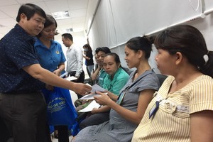 市勞動聯團代表向受疫情影響的女工人派發補助金。（圖源：L.T）