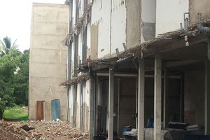 守德郡鈴東坊小型公寓被強拆違章建築部分。