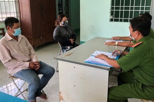 涉事夫婦在公安派出所承認虛報被搶奪財物的行為。（圖源：阮雄）