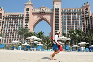 圖為迪拜地標建築五星級棕櫚島亞特蘭蒂斯酒店重新開放。（圖源：路透社）