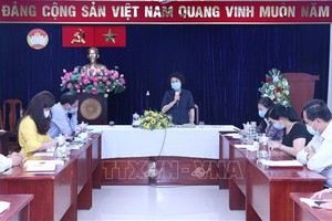 市越南祖國陣線委員會主席蘇氏碧珠（中）在會上發表講話。（圖源：越通社）