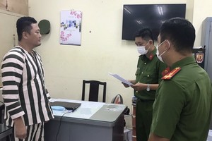 執法警員向吳明名宣讀扣押令。（圖源：登科）