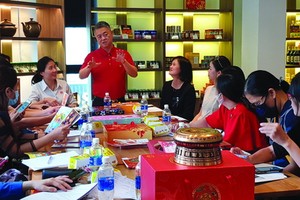 大發餅家總經理許玉林（中）在新聞發佈會上介紹該餅家的月餅。。