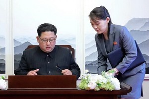 朝鮮最高領導人金正恩（左）和胞妹金與正（右）。（圖源：AP）