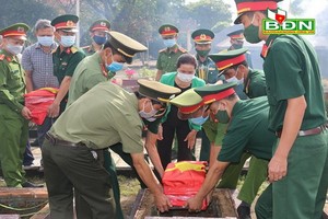 烈士骸骨安葬儀式現場。（圖源：德農報）