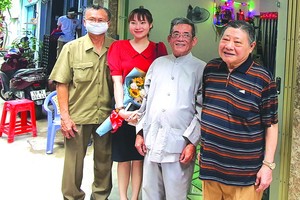 杭慰瑤先生（右一）與黃金利貧戶及各代表合影。