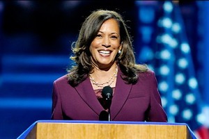 美國加州聯邦參議員卡瑪拉‧哈里斯19日在民主黨全國代表大會上正式被提名為副總統候選人。（圖源：AP）