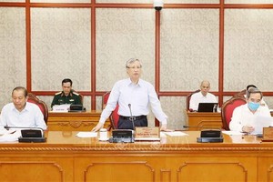 黨中央書記處常務書記陳國旺（中）21日在平順省委常務處會議發表講話。（圖源：越通社）