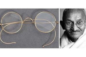 印度獨立運動領袖聖雄甘地生前所佩戴過的一副鍍金眼鏡，以26萬英鎊的價格落槌。（圖源：互聯網）
